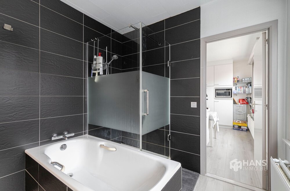 opbrengsteigendom-bestaande-uit-handelshuis-met-woonst-en-aanpalende-bel-etage-appartement-in-merksem-016.jpg