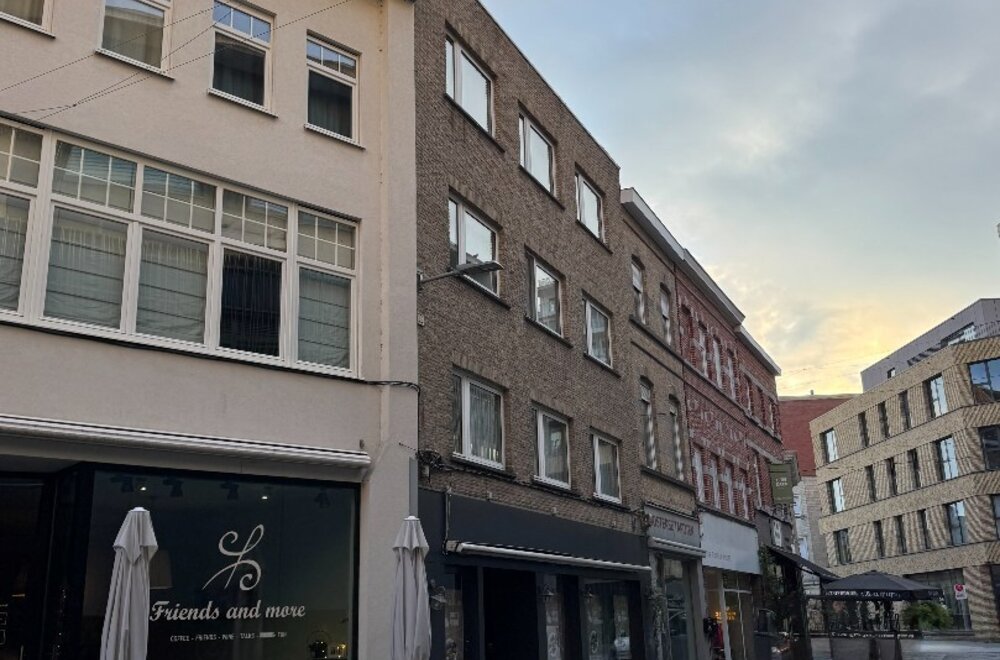 opbrengsteigendom-met-winkel-en-appartementen-op-toplocatie-in-kortrijk003.jpg