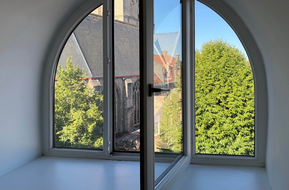 sfeervolle-penthouse-139-m2-met-zonneterras-schilderachtige-gelegen-rond-de-st-gilliskerk020.jpg