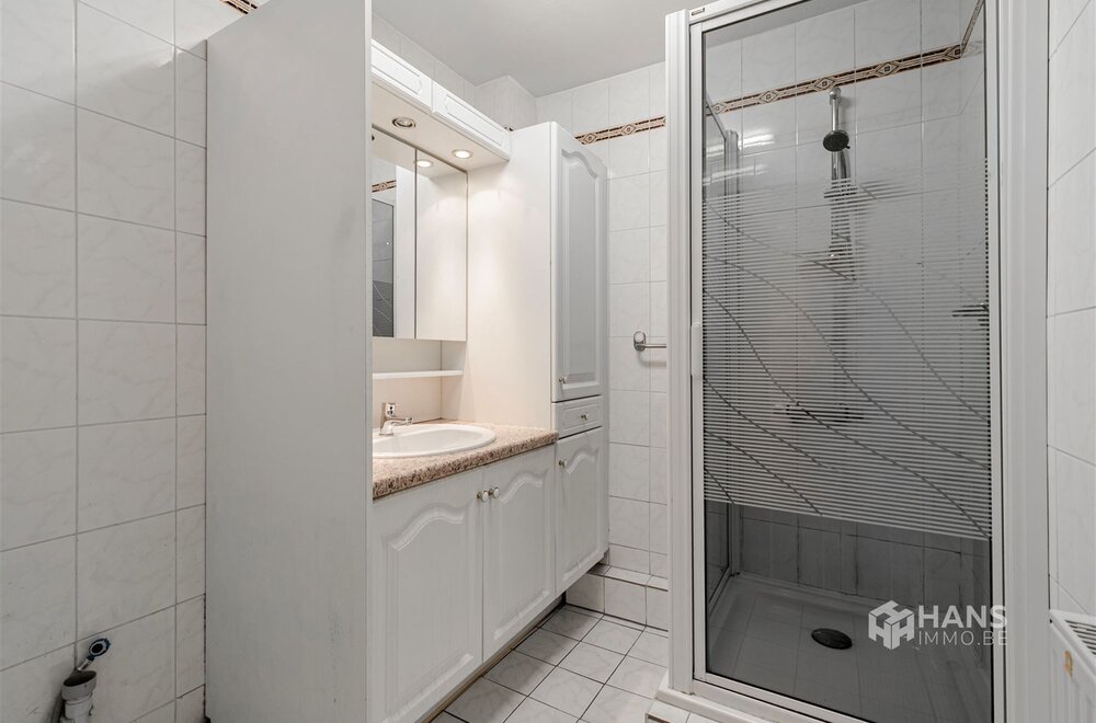 op-te-frissen-hoekappartement-80-m-met-2-slaapkamers-autostaanplaats-en-terras-in-borgerhout011.jpg