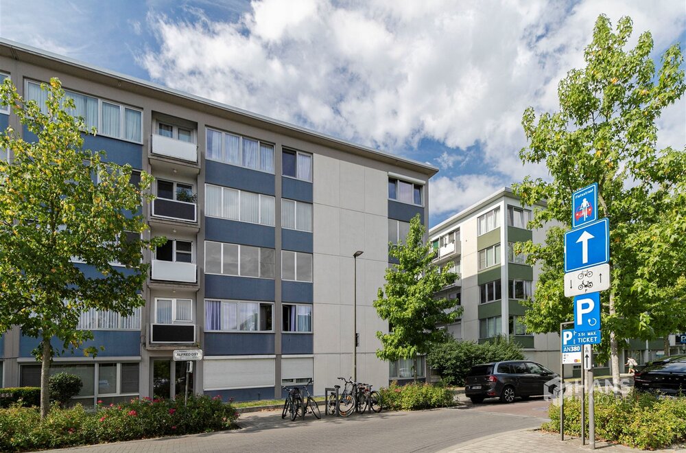 op-te-frissen-hoekappartement-80-m-met-2-slaapkamers-autostaanplaats-en-terras-in-borgerhout016.jpg