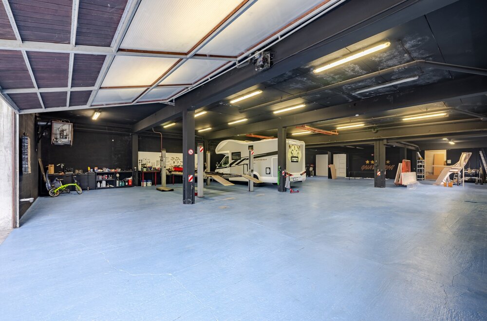 veelzijdig-handelspand-met-toonzaal-atelier-en-ruime-woonst-okegem027.jpg