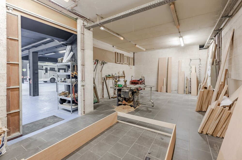 veelzijdig-handelspand-met-toonzaal-atelier-en-ruime-woonst-okegem031.jpg