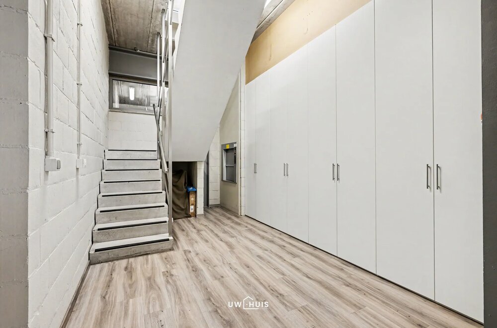 exclusieve-kmo-unit-met-penthouse-magazijn-en-beauty-lounge-op-toplocatie-in-pareinpark-beveren003.jpg