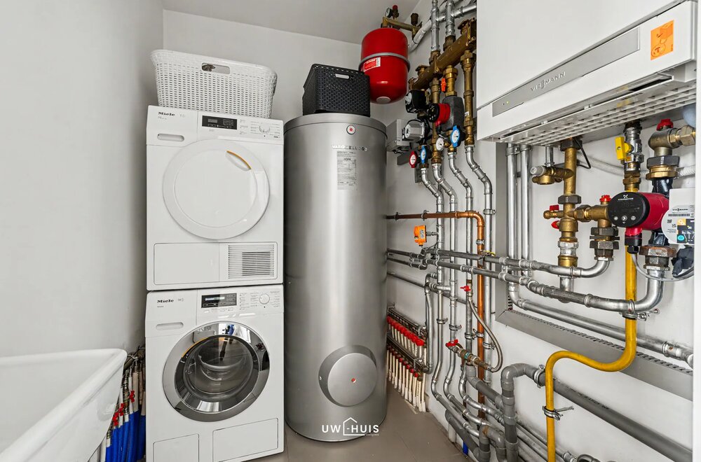 exclusieve-kmo-unit-met-penthouse-magazijn-en-beauty-lounge-op-toplocatie-in-pareinpark-beveren012.jpg
