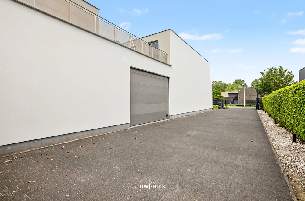 exclusieve-kmo-unit-met-penthouse-magazijn-en-beauty-lounge-op-toplocatie-in-pareinpark-beveren016.jpg