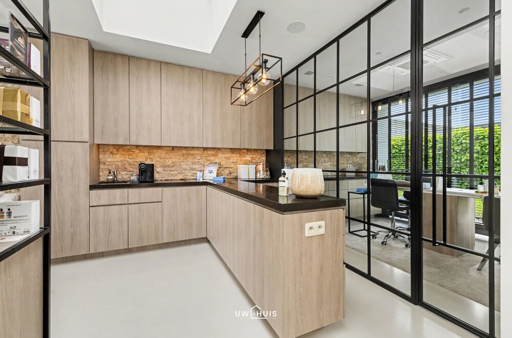 exclusieve-kmo-unit-met-penthouse-magazijn-en-beauty-lounge-op-toplocatie-in-pareinpark-beveren021.jpg