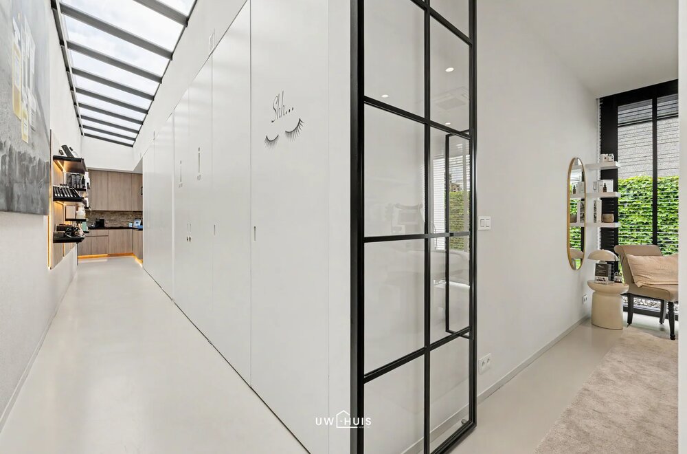 exclusieve-kmo-unit-met-penthouse-magazijn-en-beauty-lounge-op-toplocatie-in-pareinpark-beveren023.jpg