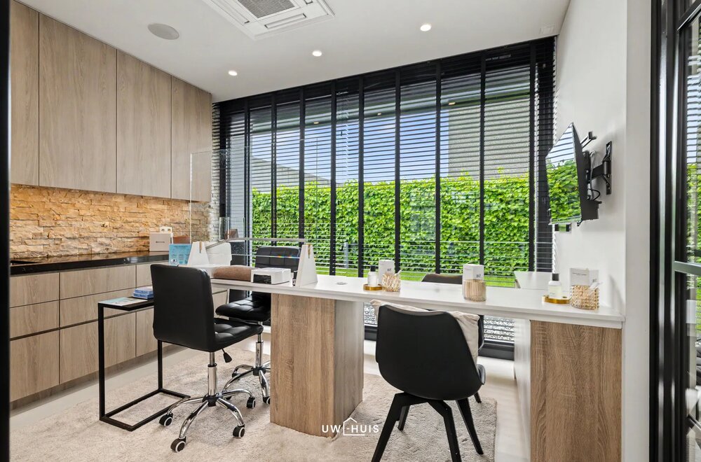 exclusieve-kmo-unit-met-penthouse-magazijn-en-beauty-lounge-op-toplocatie-in-pareinpark-beveren024.jpg