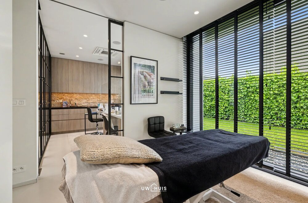 exclusieve-kmo-unit-met-penthouse-magazijn-en-beauty-lounge-op-toplocatie-in-pareinpark-beveren025.jpg