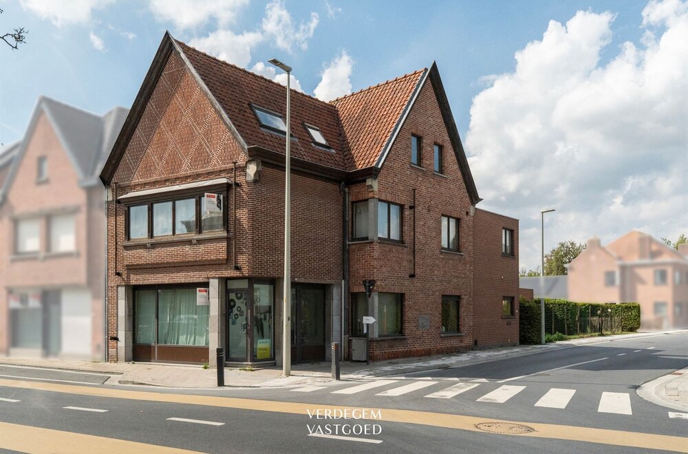 centraal-gelegen-opbrengsteigendom-met-gelijkvloerse-handel-kantoor-en-duplexappartement002.jpg