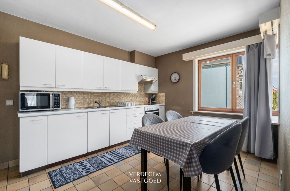 centraal-gelegen-opbrengsteigendom-met-gelijkvloerse-handel-kantoor-en-duplexappartement010.jpg