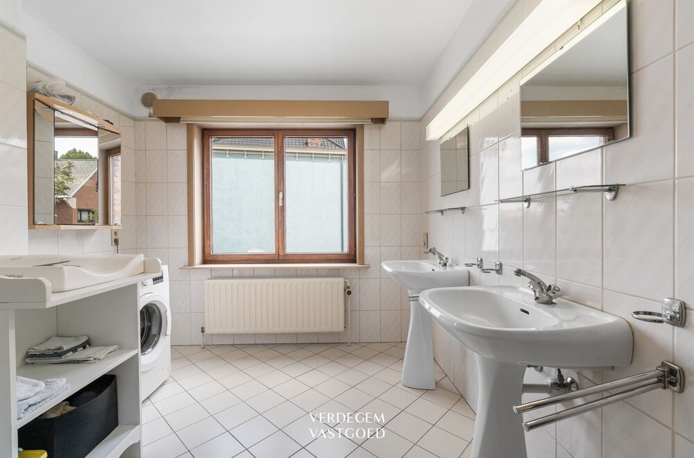 centraal-gelegen-opbrengsteigendom-met-gelijkvloerse-handel-kantoor-en-duplexappartement012.jpg