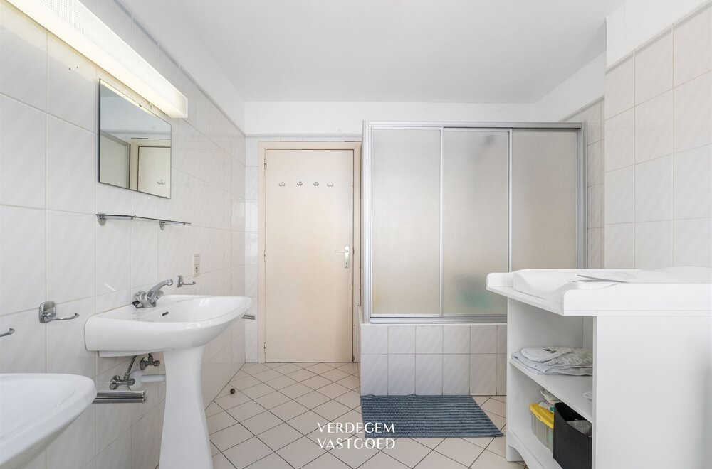 centraal-gelegen-opbrengsteigendom-met-gelijkvloerse-handel-kantoor-en-duplexappartement013.jpg