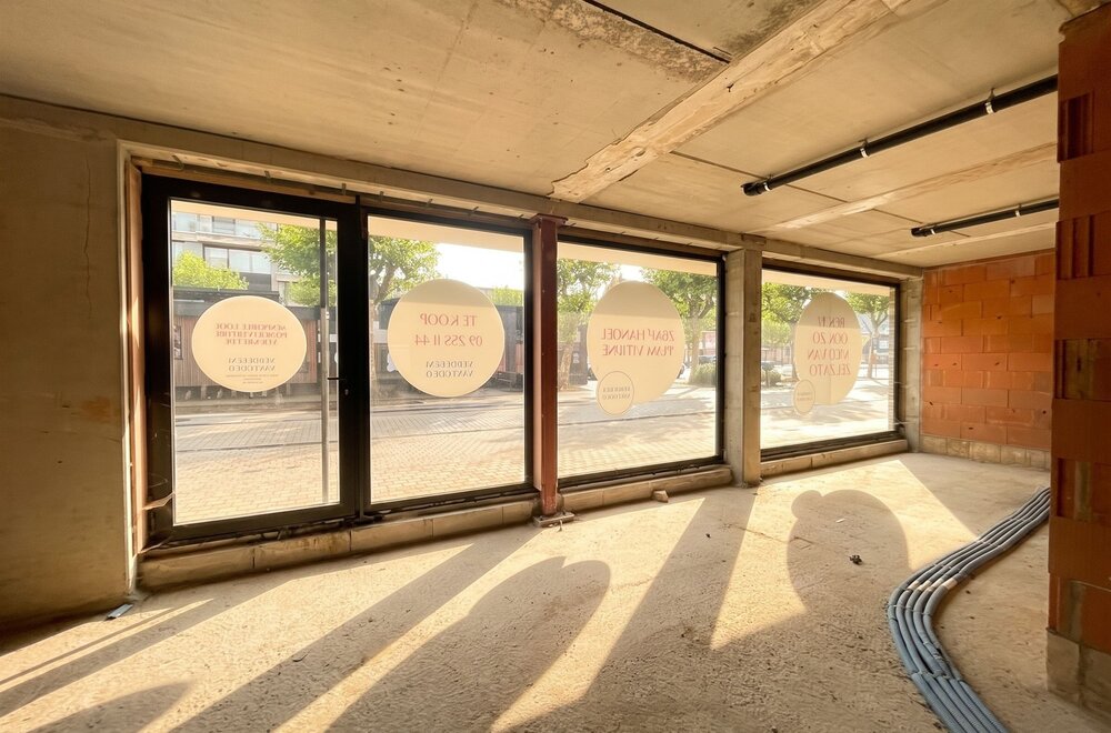 ultra-zichtbaar-handelsgelijkvloers-van-215m-en-10-5m-vitrine-op-de-markt014.jpg