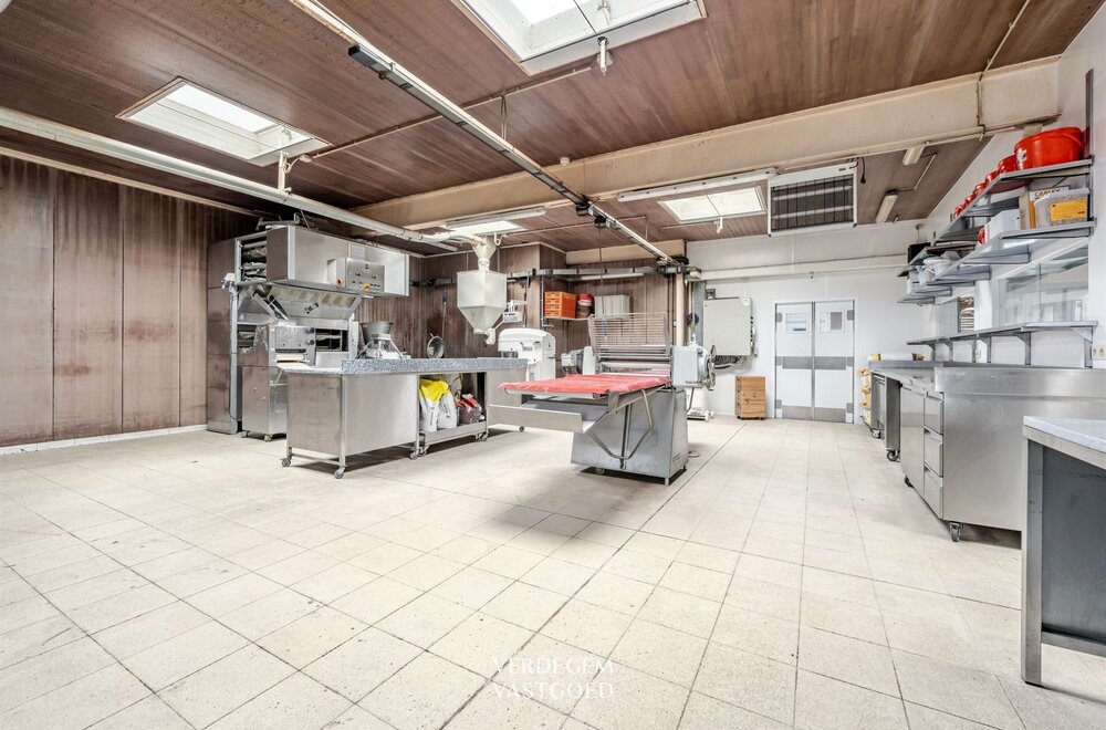 handelsruimte-met-woonst-in-het-warm-hart-van-wippelgem010.jpg