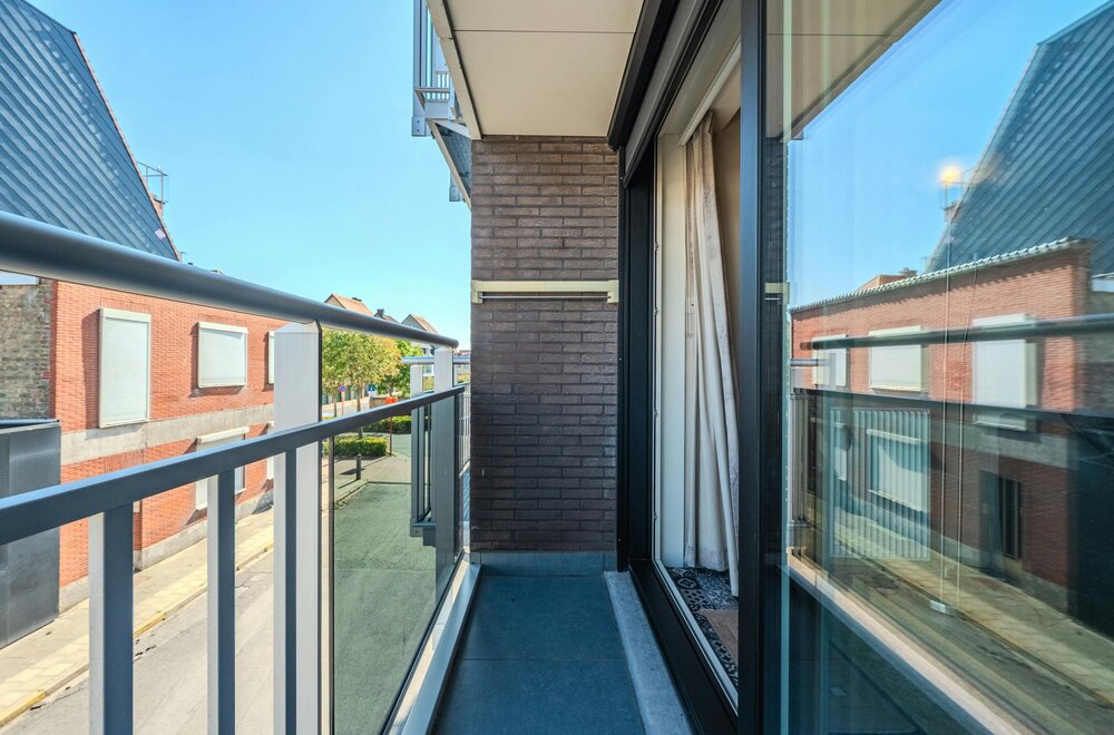 ruime-studio-met-aparte-slaapruimte-vlak-aan-de-zeedijk-004.jpg