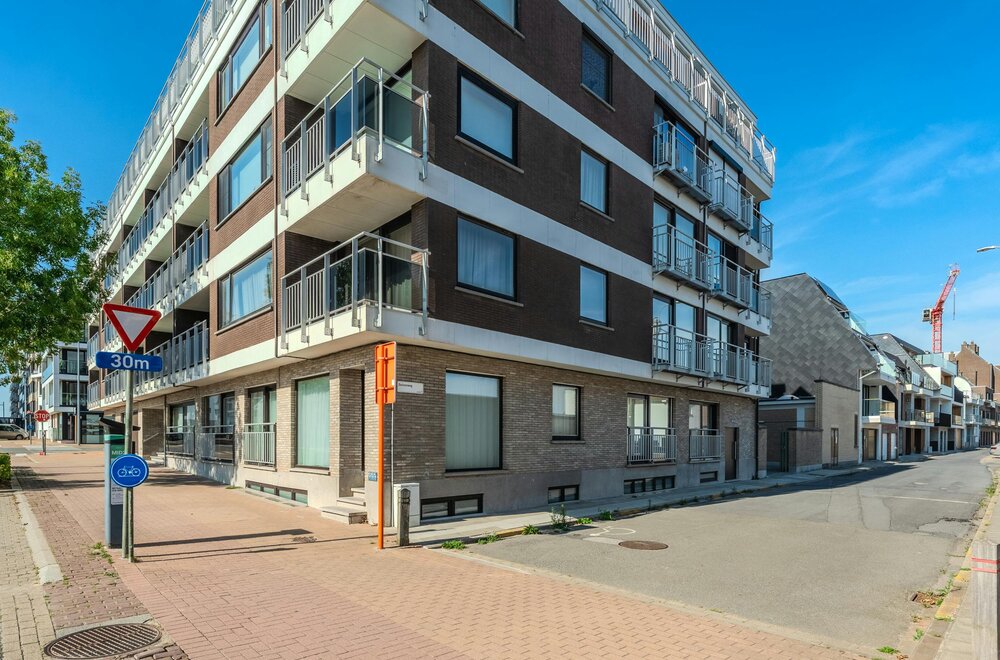 ruime-studio-met-aparte-slaapruimte-vlak-aan-de-zeedijk-010.jpg