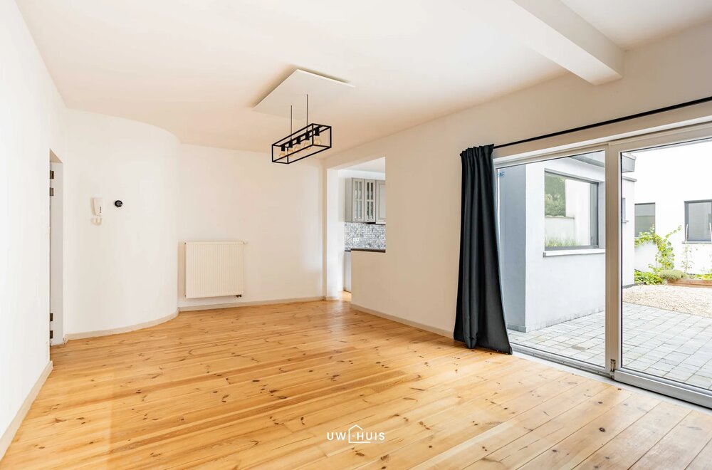 lichtrijk-appartement-met-2-slaapkamers-ruime-tuin-en-garage-in-burcht003.jpg