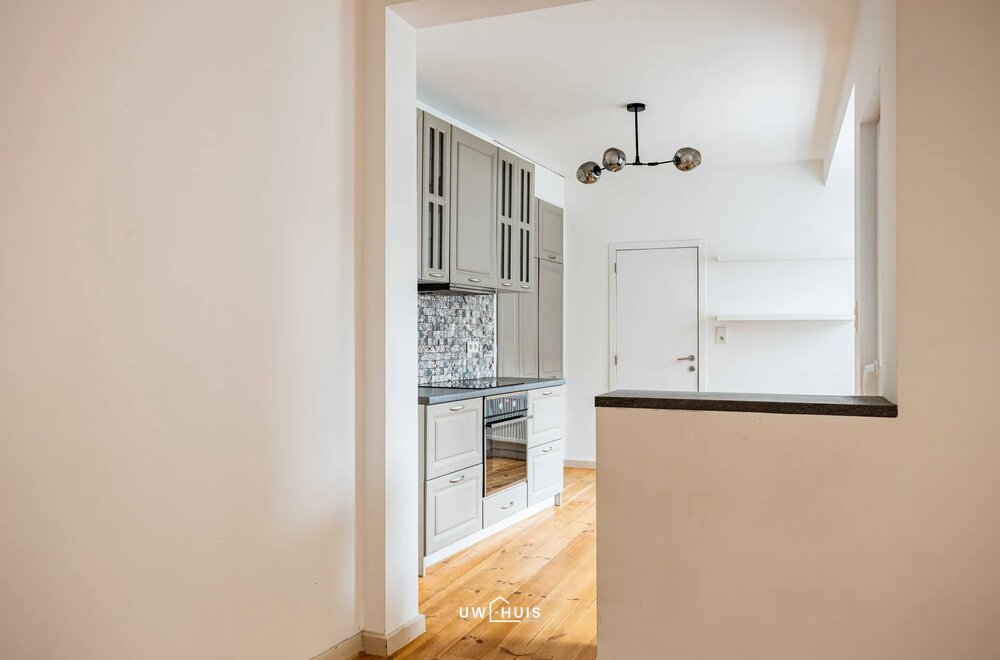 lichtrijk-appartement-met-2-slaapkamers-ruime-tuin-en-garage-in-burcht005.jpg