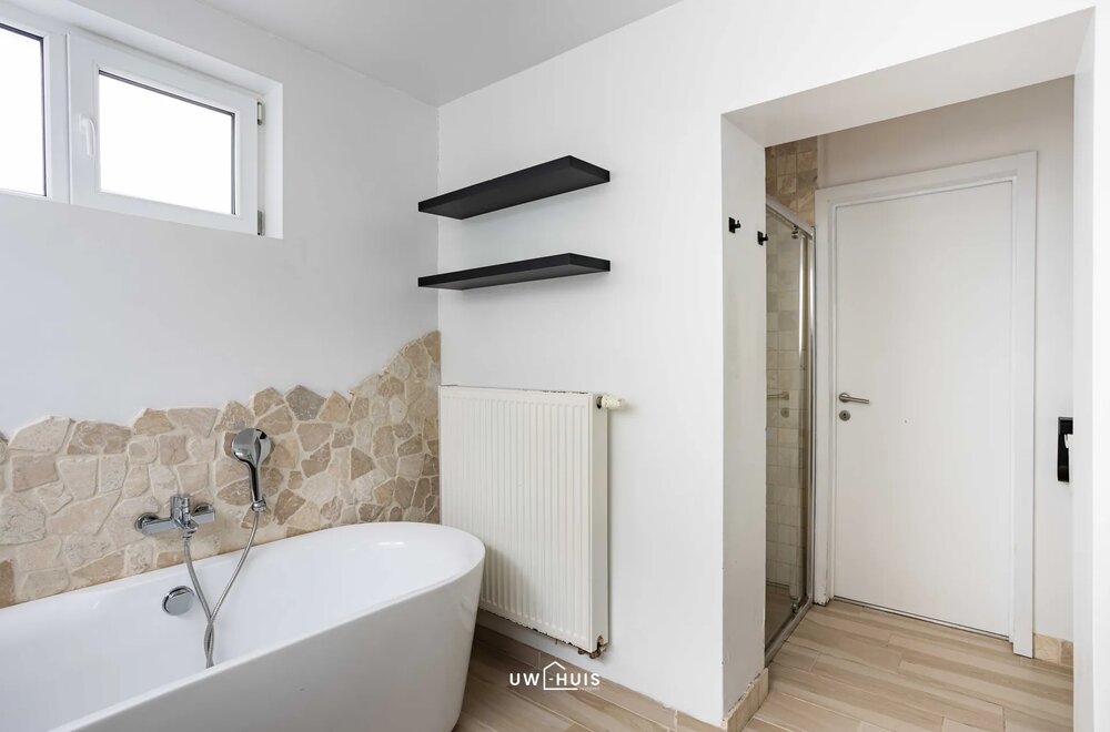 lichtrijk-appartement-met-2-slaapkamers-ruime-tuin-en-garage-in-burcht010.jpg