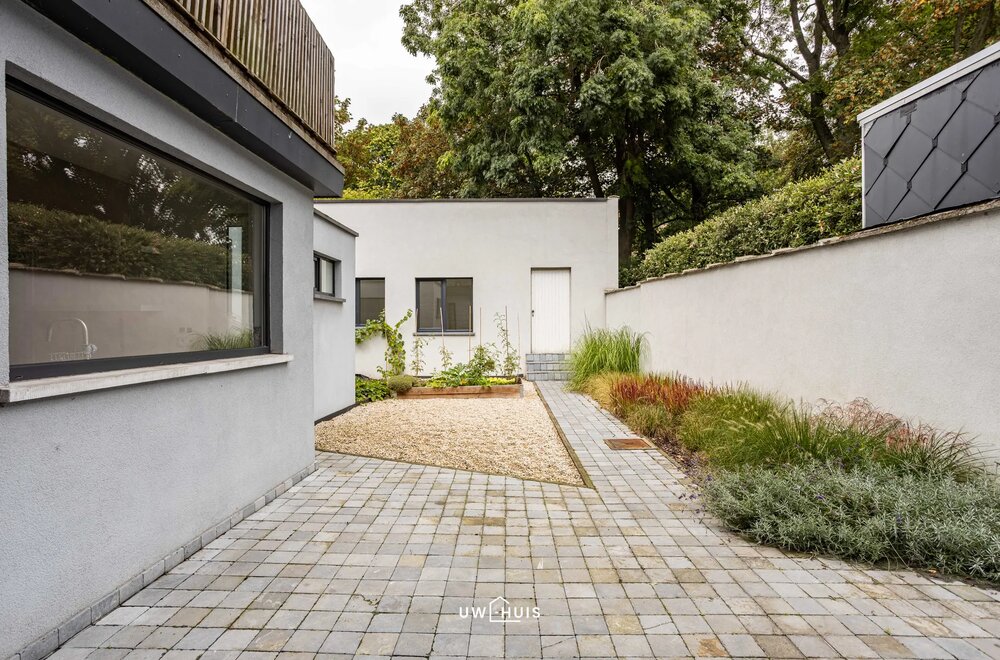 lichtrijk-appartement-met-2-slaapkamers-ruime-tuin-en-garage-in-burcht013.jpg