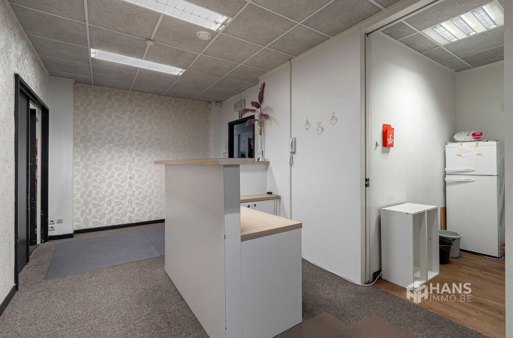 uitzonderlijk-ruim-polyvalent-kantoorgebouw-van-ca-2-600-m-op-topligging-in-deurne012.jpg