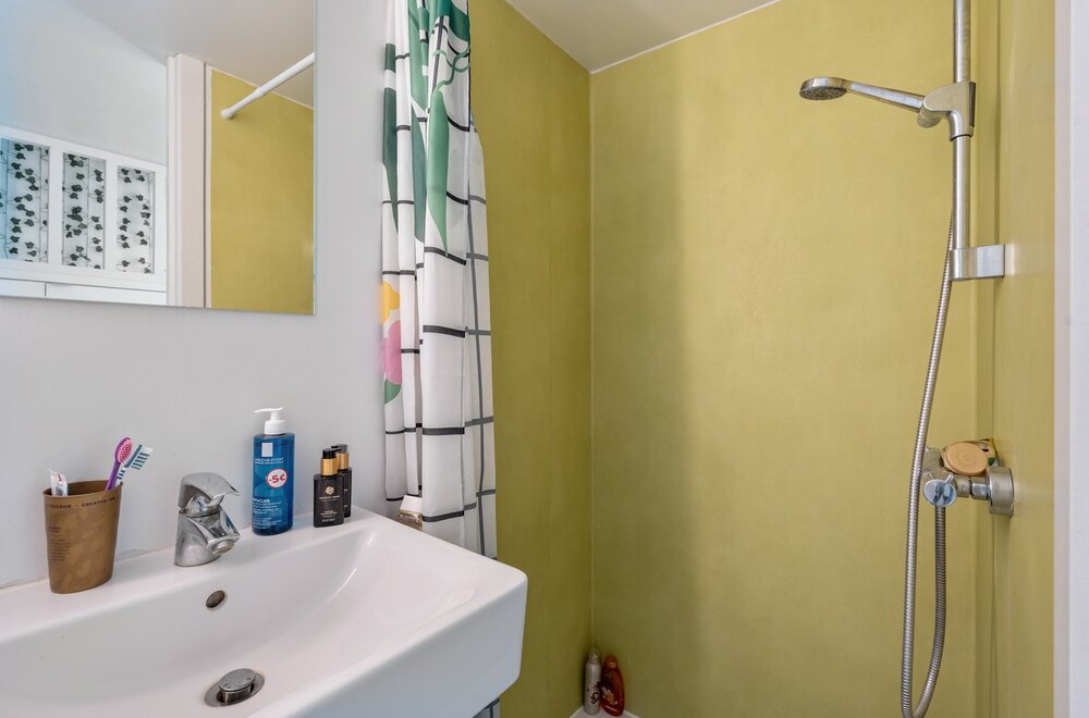 centraal-gelegen-en-moderne-studentenkamer-met-eigen-sanitair-en-een-slaapverdiep-008.jpg