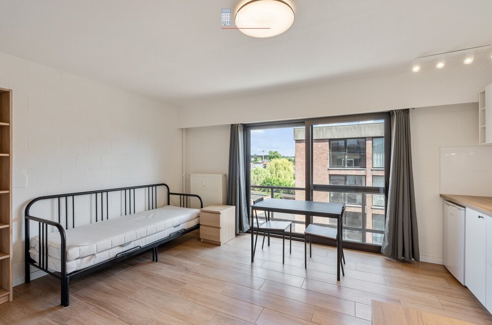 gerenoveerde-gemeubelde-en-energiezuinige-b-label-studio-met-een-balkon-te-centrum-leuven-onmiddellijk-beschikbaar-001.jpg