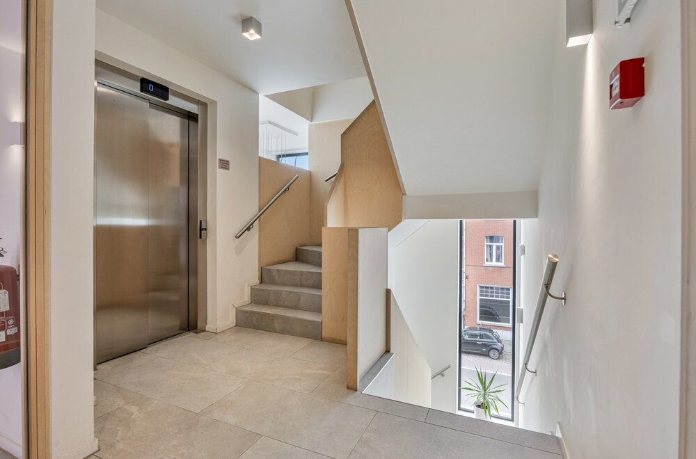 moderne-en-lichtrijke-studentenkamer-met-eigen-sanitair-nabij-het-station-te-leuven-002.jpg