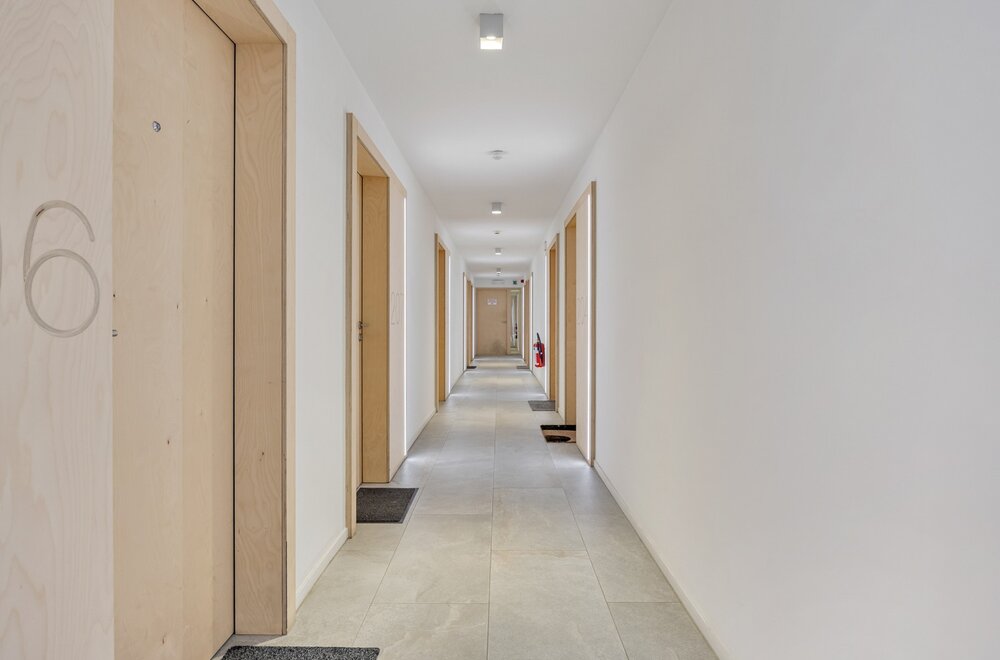 moderne-en-lichtrijke-studentenkamer-met-eigen-sanitair-nabij-het-station-te-leuven-003.jpg