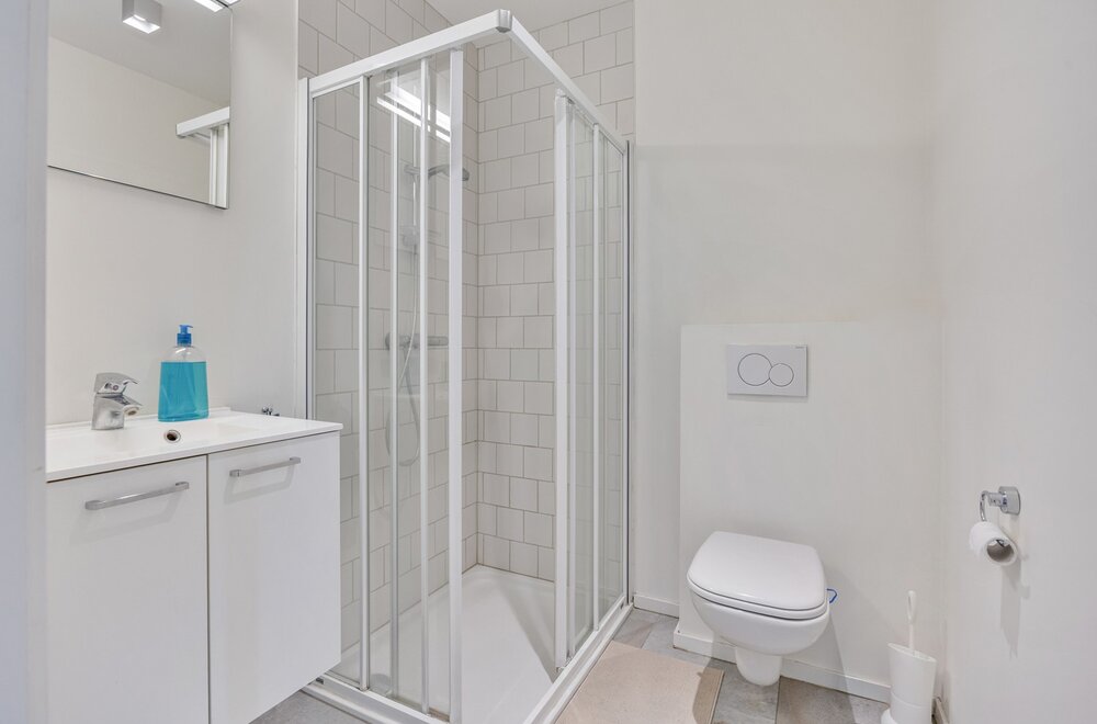 moderne-en-lichtrijke-studentenkamer-met-eigen-sanitair-nabij-het-station-te-leuven-012.jpg