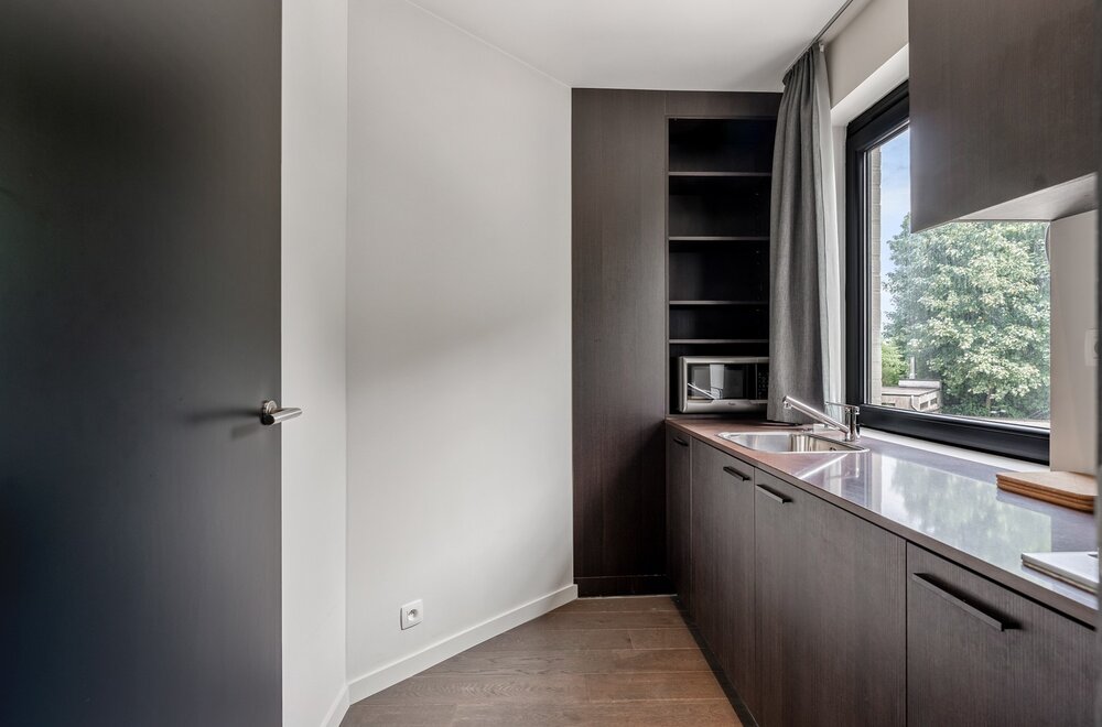 prachtig-gerenoveerde-en-gemeubelde-studio-met-een-terras-een-kelder-en-een-autostaanplaats-nabij-het-uz-gasthuisberg-te-centrum-leuven-005.jpg