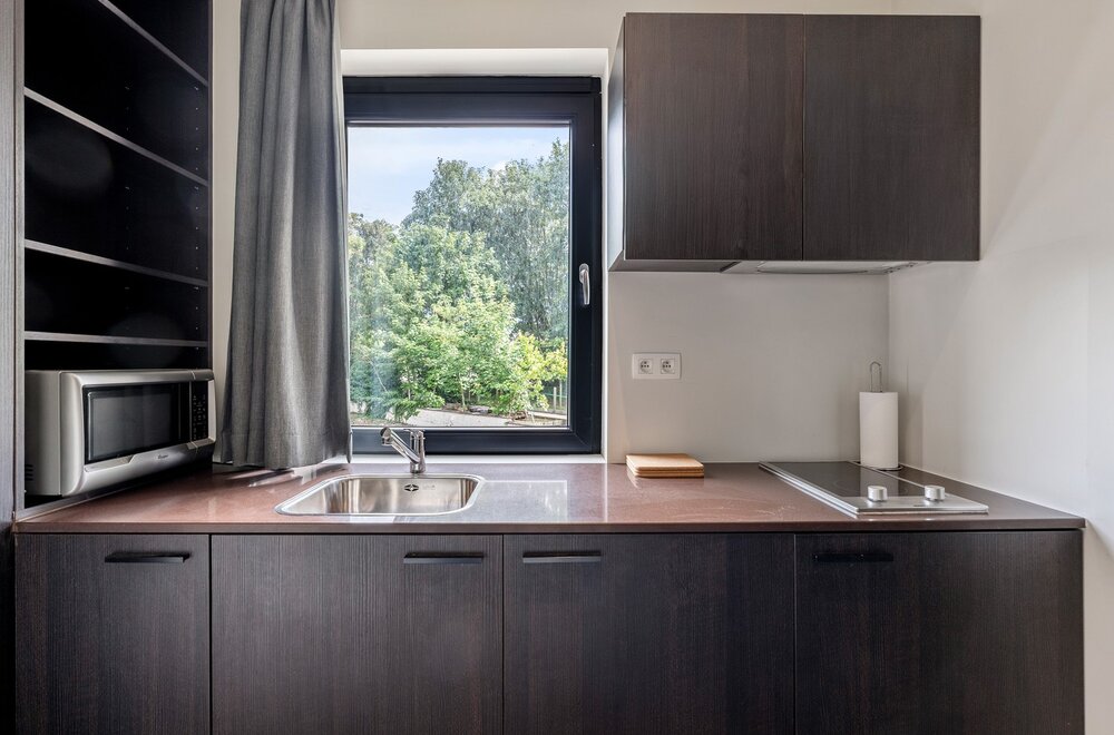 prachtig-gerenoveerde-en-gemeubelde-studio-met-een-terras-een-kelder-en-een-autostaanplaats-nabij-het-uz-gasthuisberg-te-centrum-leuven-006.jpg