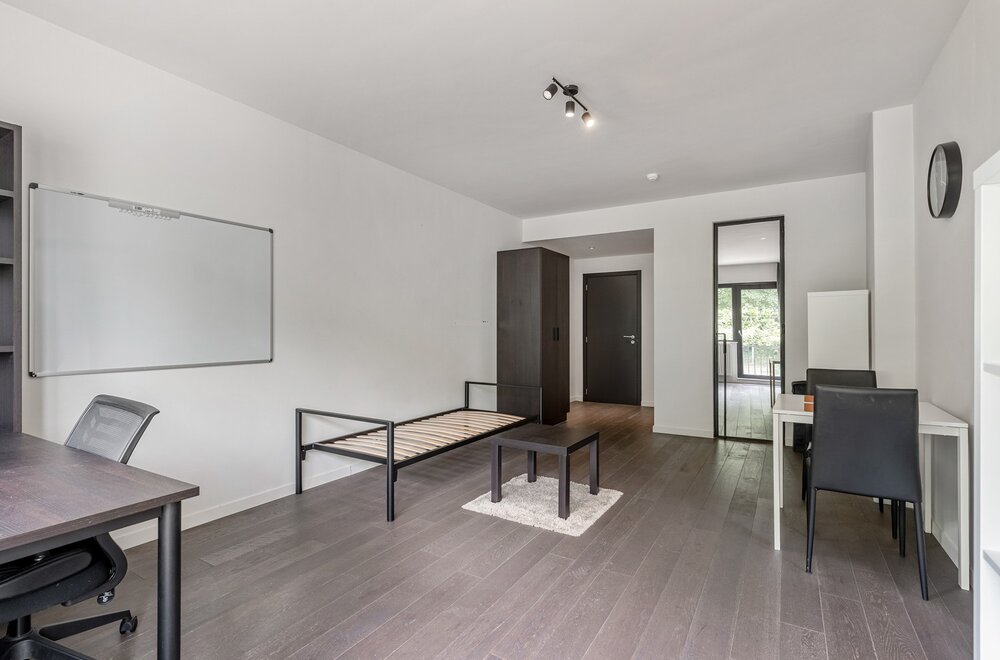 prachtig-gerenoveerde-en-gemeubelde-studio-met-een-terras-een-kelder-en-een-autostaanplaats-nabij-het-uz-gasthuisberg-te-centrum-leuven-012.jpg
