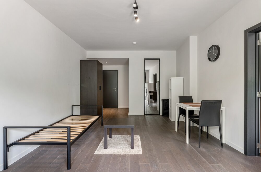prachtig-gerenoveerde-en-gemeubelde-studio-met-een-terras-een-kelder-en-een-autostaanplaats-nabij-het-uz-gasthuisberg-te-centrum-leuven-013.jpg