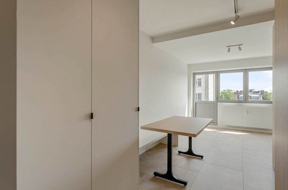totaalrenovatie-centraal-gelegen-en-hoogwaardig-afgewerkt-appartement-met-1-slaapkamer-en-een-terras-te-leuven-005.jpg