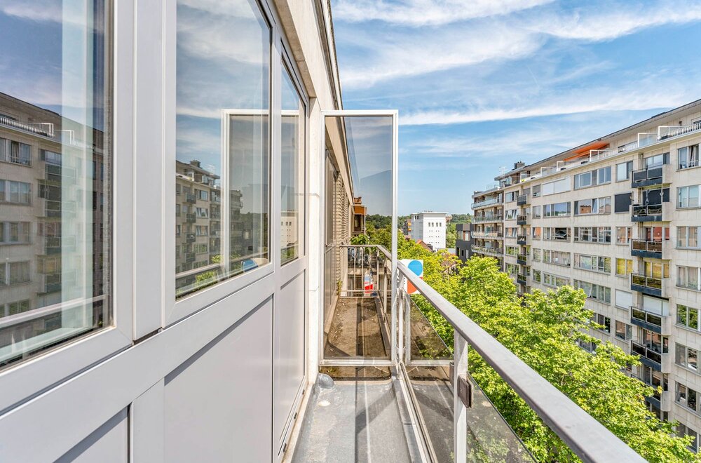 totaalrenovatie-centraal-gelegen-en-hoogwaardig-afgewerkt-appartement-met-1-slaapkamer-en-een-terras-te-leuven-009.jpg