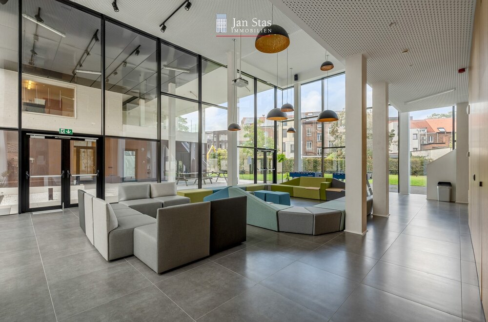 gemeubelde-studentenkamer-met-eigen-sanitair-in-de-recente-en-luxueuze-residentie-de-flint-te-centrum-leuven-002.jpg