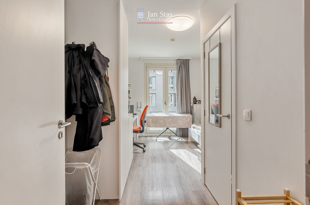 gemeubelde-studentenkamer-met-eigen-sanitair-in-de-recente-en-luxueuze-residentie-de-flint-te-centrum-leuven-005.jpg