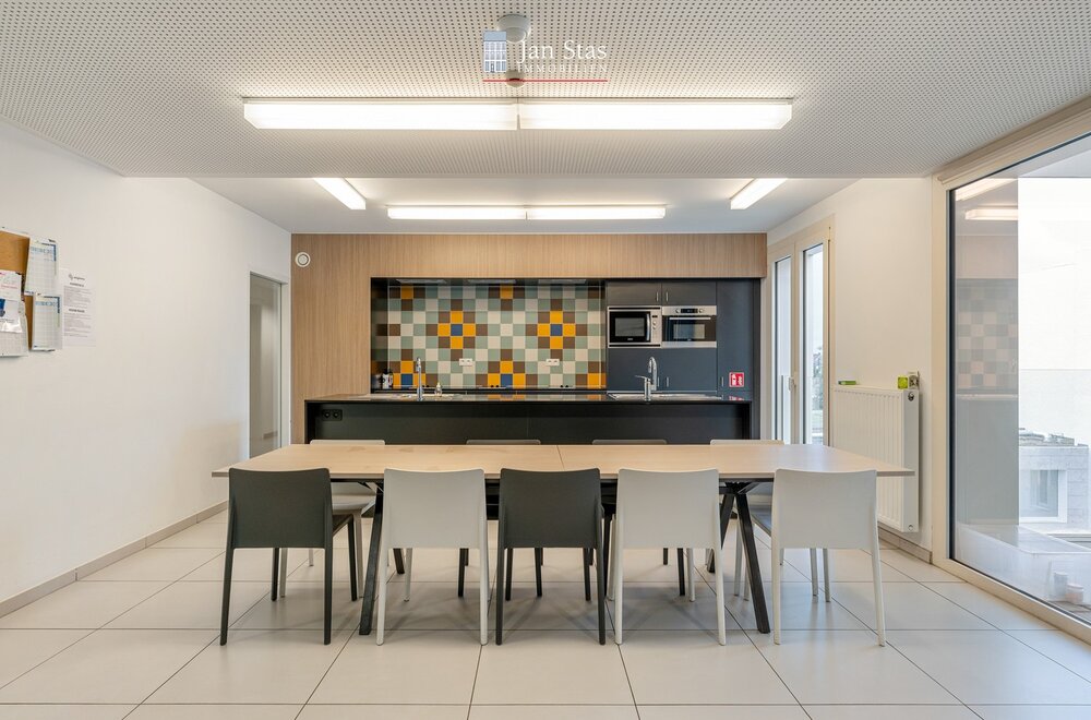 gemeubelde-studentenkamer-met-eigen-sanitair-in-de-recente-en-luxueuze-residentie-de-flint-te-centrum-leuven-005.jpg