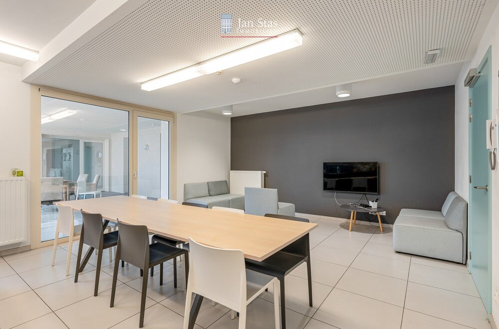 gemeubelde-studentenkamer-met-eigen-sanitair-in-de-recente-en-luxueuze-residentie-de-flint-te-centrum-leuven-006.jpg