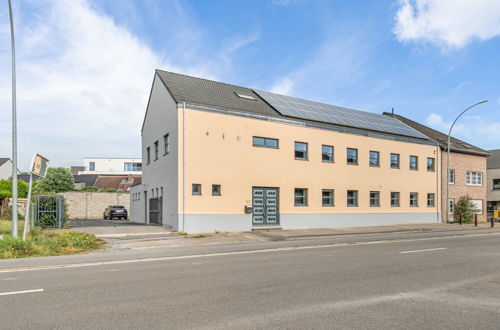 uniek-kantoorgebouw-handelspand-te-wezemaal-met-een-oppervlakte-van-ca-500m2-en-parking-achter-het-gebouw-001.jpg