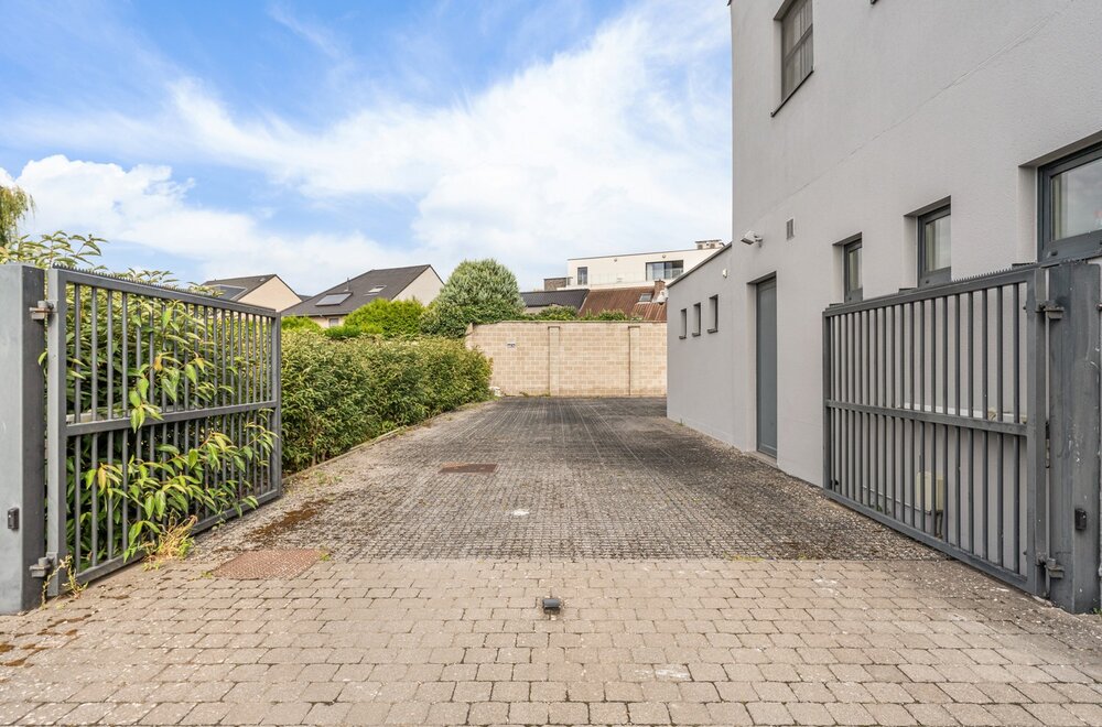 uniek-kantoorgebouw-handelspand-te-wezemaal-met-een-oppervlakte-van-ca-500m2-en-parking-achter-het-gebouw-002.jpg