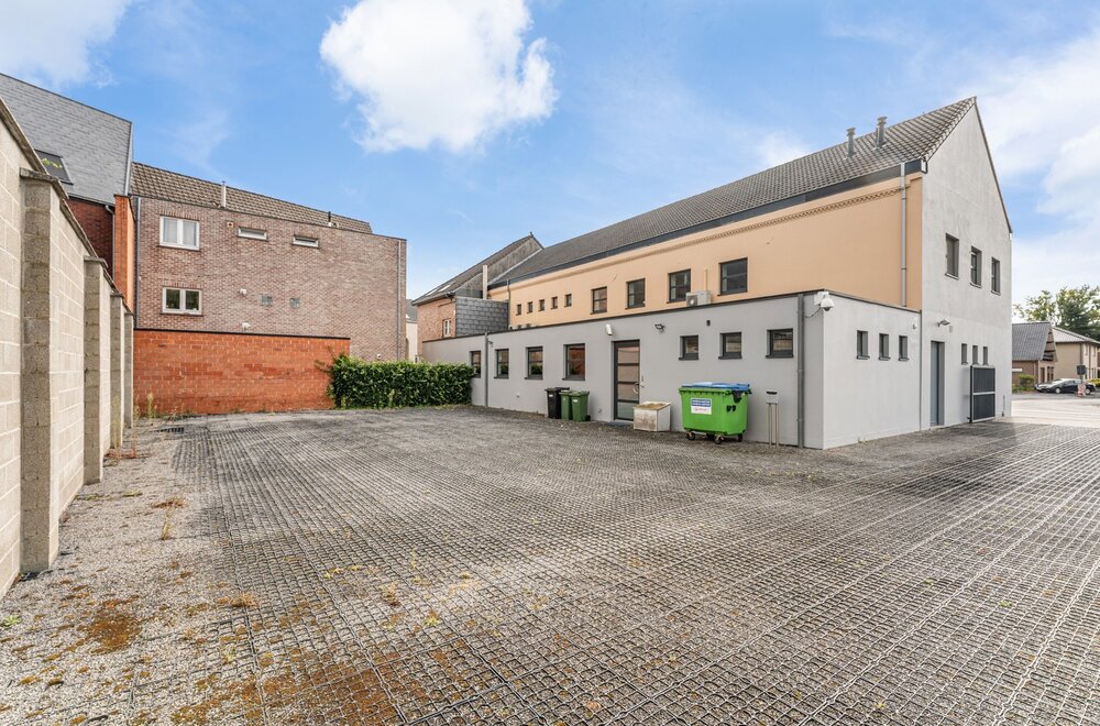 uniek-kantoorgebouw-handelspand-te-wezemaal-met-een-oppervlakte-van-ca-500m2-en-parking-achter-het-gebouw-003.jpg