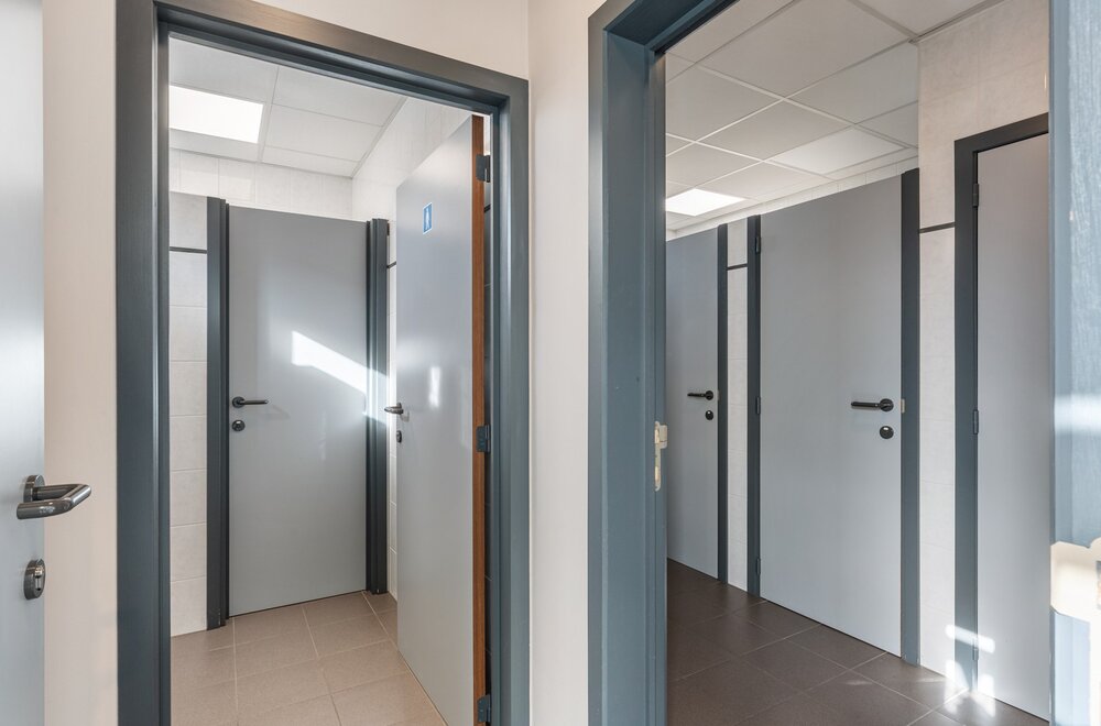 uniek-kantoorgebouw-handelspand-te-wezemaal-met-een-oppervlakte-van-ca-500m2-en-parking-achter-het-gebouw-005.jpg