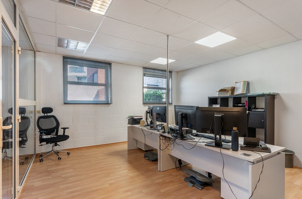 uniek-kantoorgebouw-handelspand-te-wezemaal-met-een-oppervlakte-van-ca-500m2-en-parking-achter-het-gebouw-011.jpg