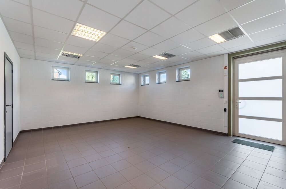 uniek-kantoorgebouw-handelspand-te-wezemaal-met-een-oppervlakte-van-ca-500m2-en-parking-achter-het-gebouw-013.jpg