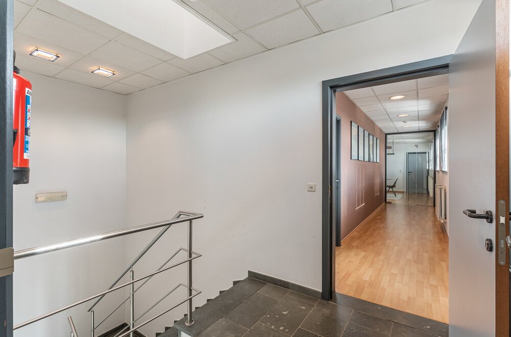 uniek-kantoorgebouw-handelspand-te-wezemaal-met-een-oppervlakte-van-ca-500m2-en-parking-achter-het-gebouw-017.jpg