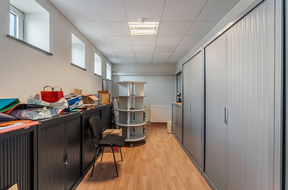 uniek-kantoorgebouw-handelspand-te-wezemaal-met-een-oppervlakte-van-ca-500m2-en-parking-achter-het-gebouw-025.jpg